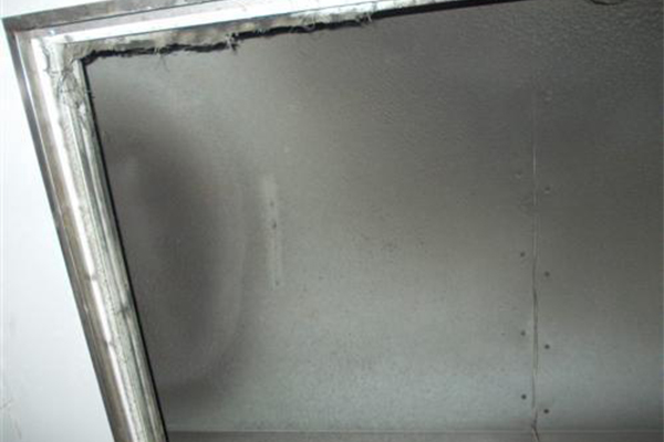 風(fēng)管開(kāi)口處清洗前