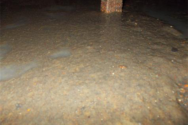 風(fēng)柜內(nèi)部積水清理前